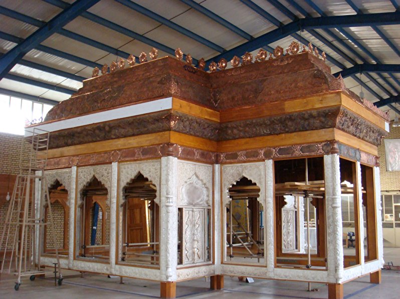 Building the new metal shrine of Imamain Askariyain(peace be upon them)