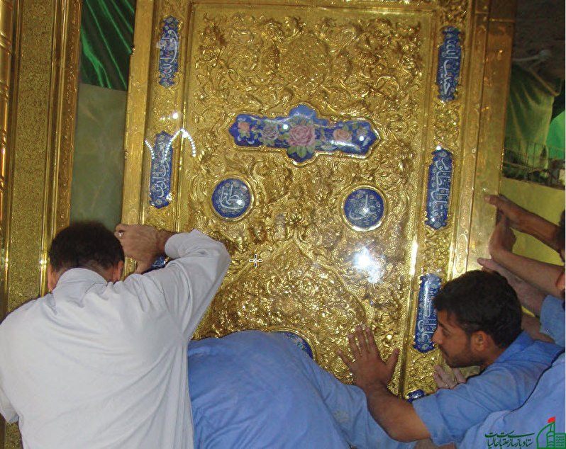 Repairing the old doors of the holy shrine of Imam Hussein(Piece be upon him)