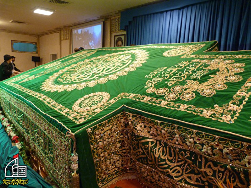 Sewing and installing the cover of Imam Hussein gravestone