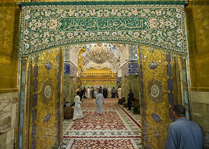Installing the curtains of the golden porch of the shrine of Hazrat Abbas(PBUH)