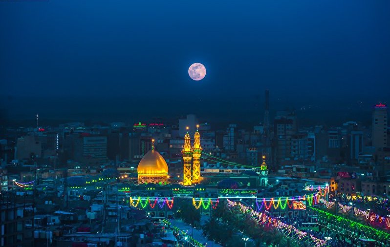 A beautiful view of the moon in the holy shrine of Hazrat Abbas(piece be upon him)