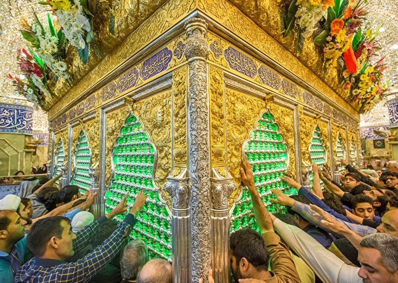 The holy Zarih of Imam Hussein Shrine and the pilgrims
