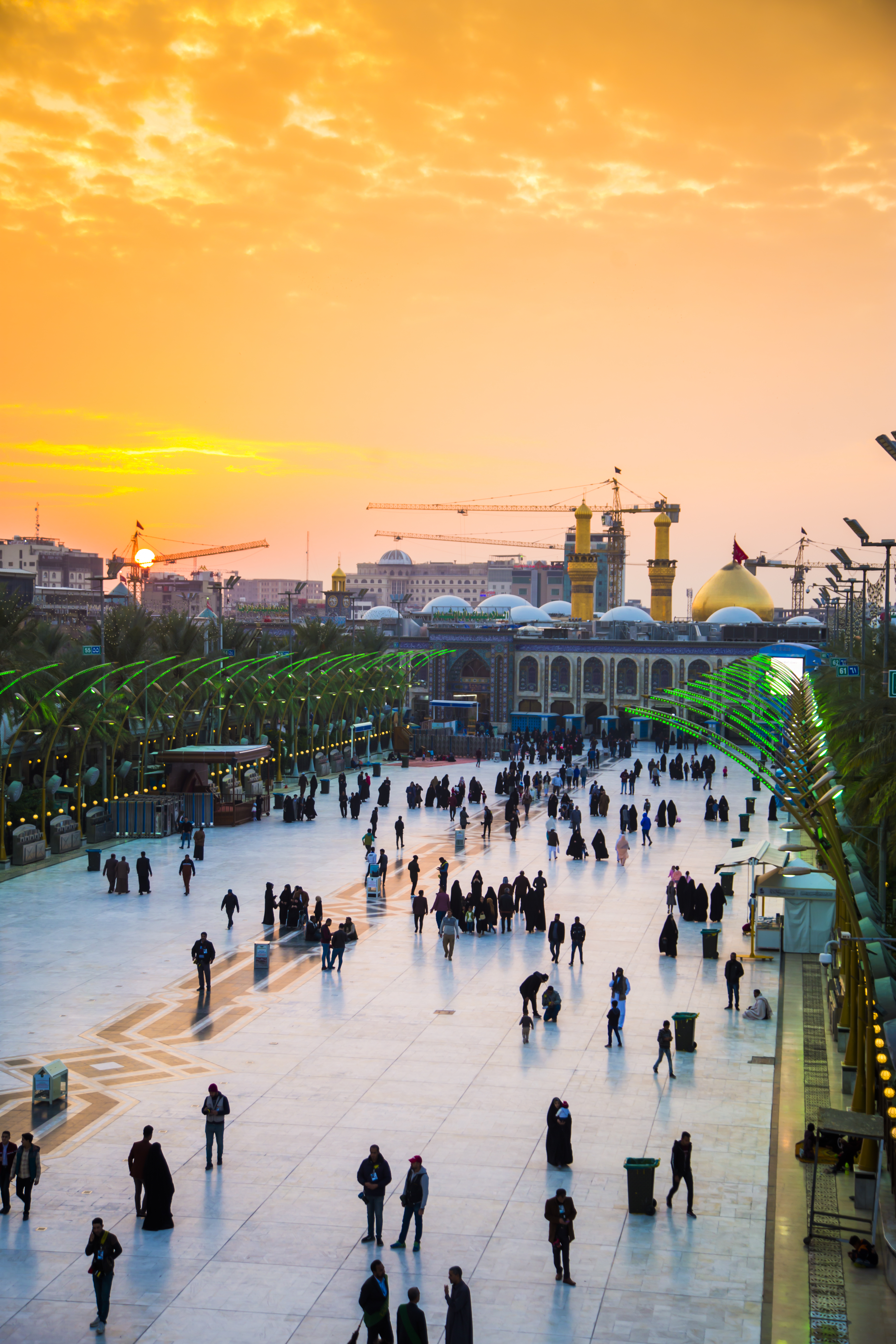 نمایی از غروب آفتاب گنبد و گلدسته حرم سید الشهداء در بین الحرمین