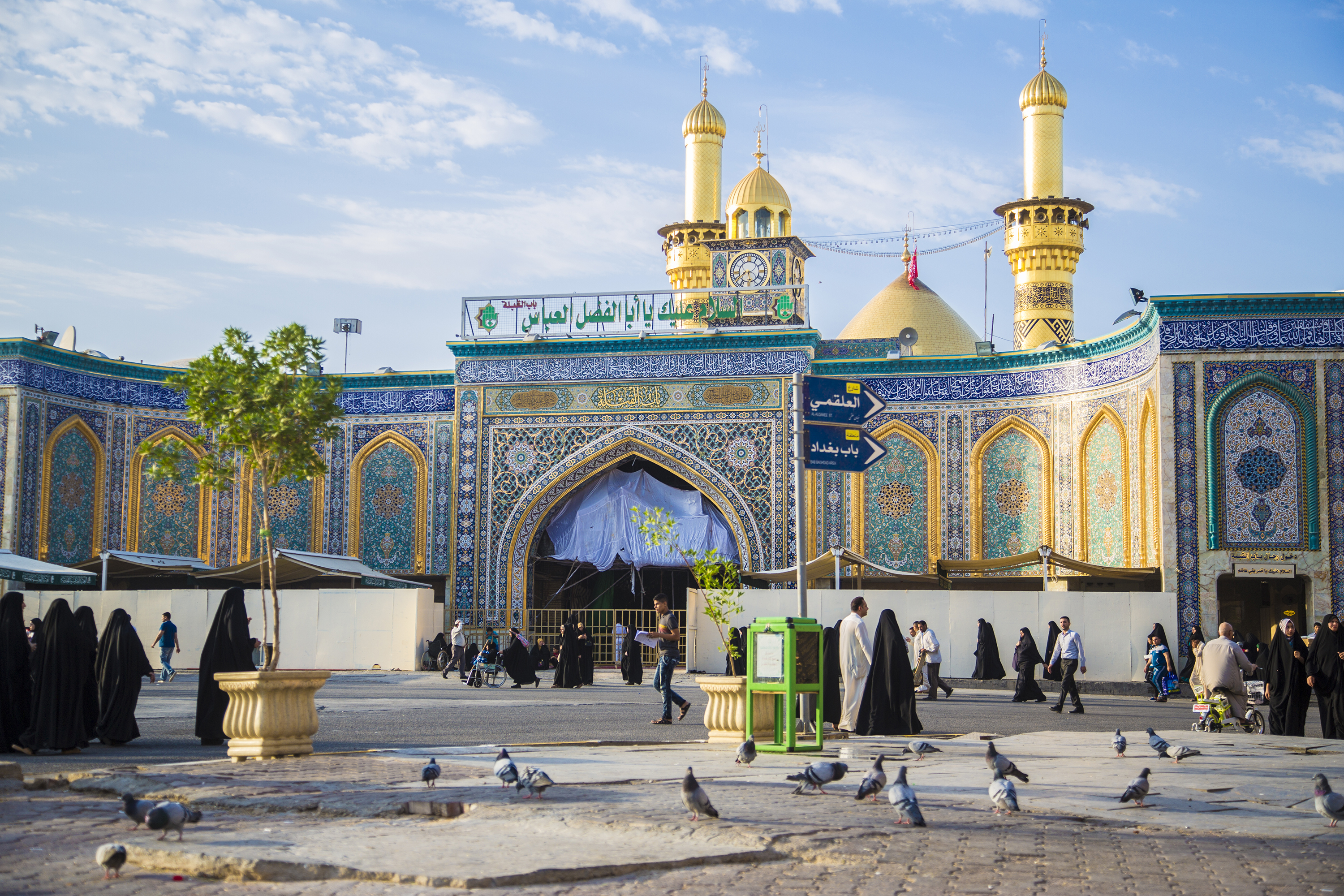 نمایی از گنبد و گلدسته حرم حضرت ابوالفضل العباس در کربلای معلی