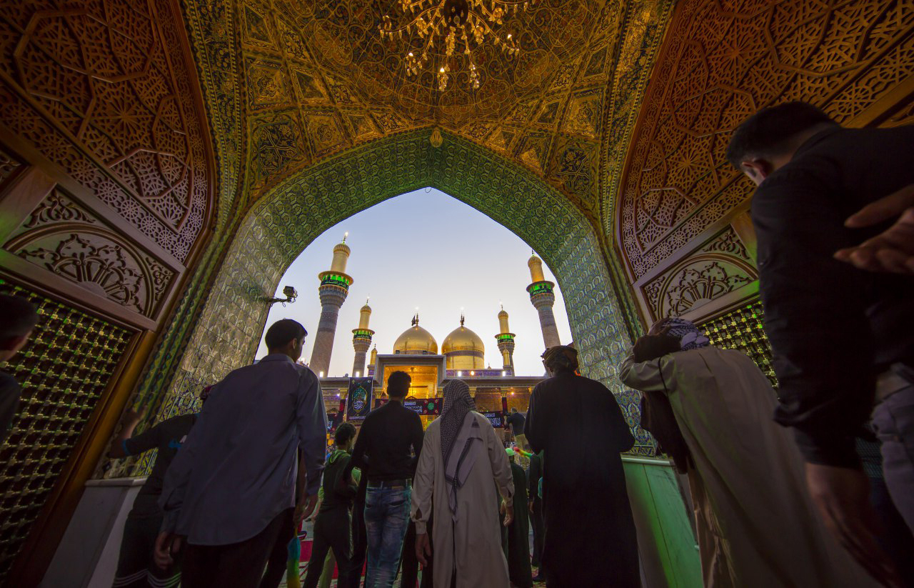 نمایی از ورودی و نمایان شدن گنبد و گلدسته های حرم امامین جوادین (ع) در کاظمین مقدس