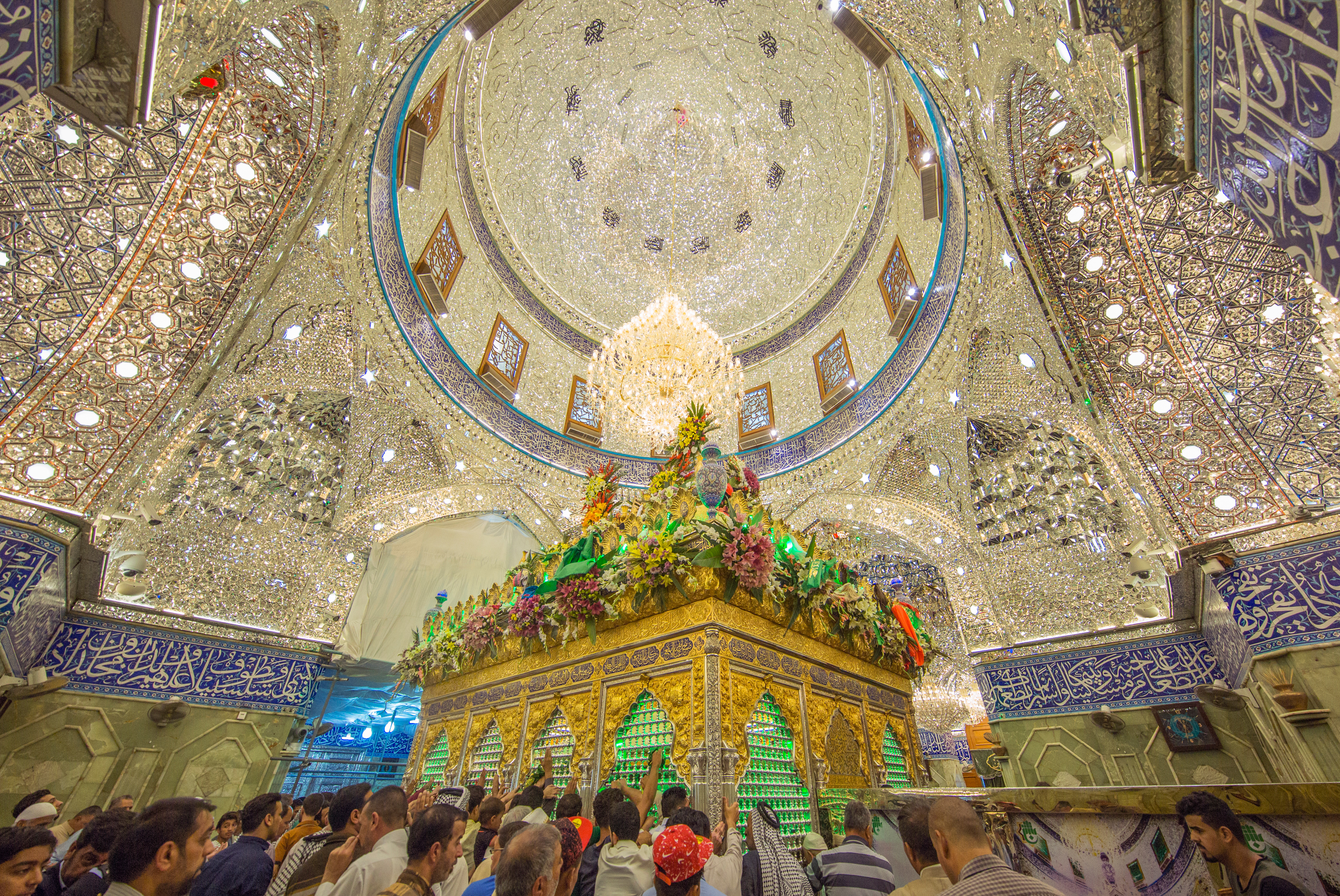 نمایی از گل آرایی ضریح مطهر حضرت ابوالفضل العباس (ع)