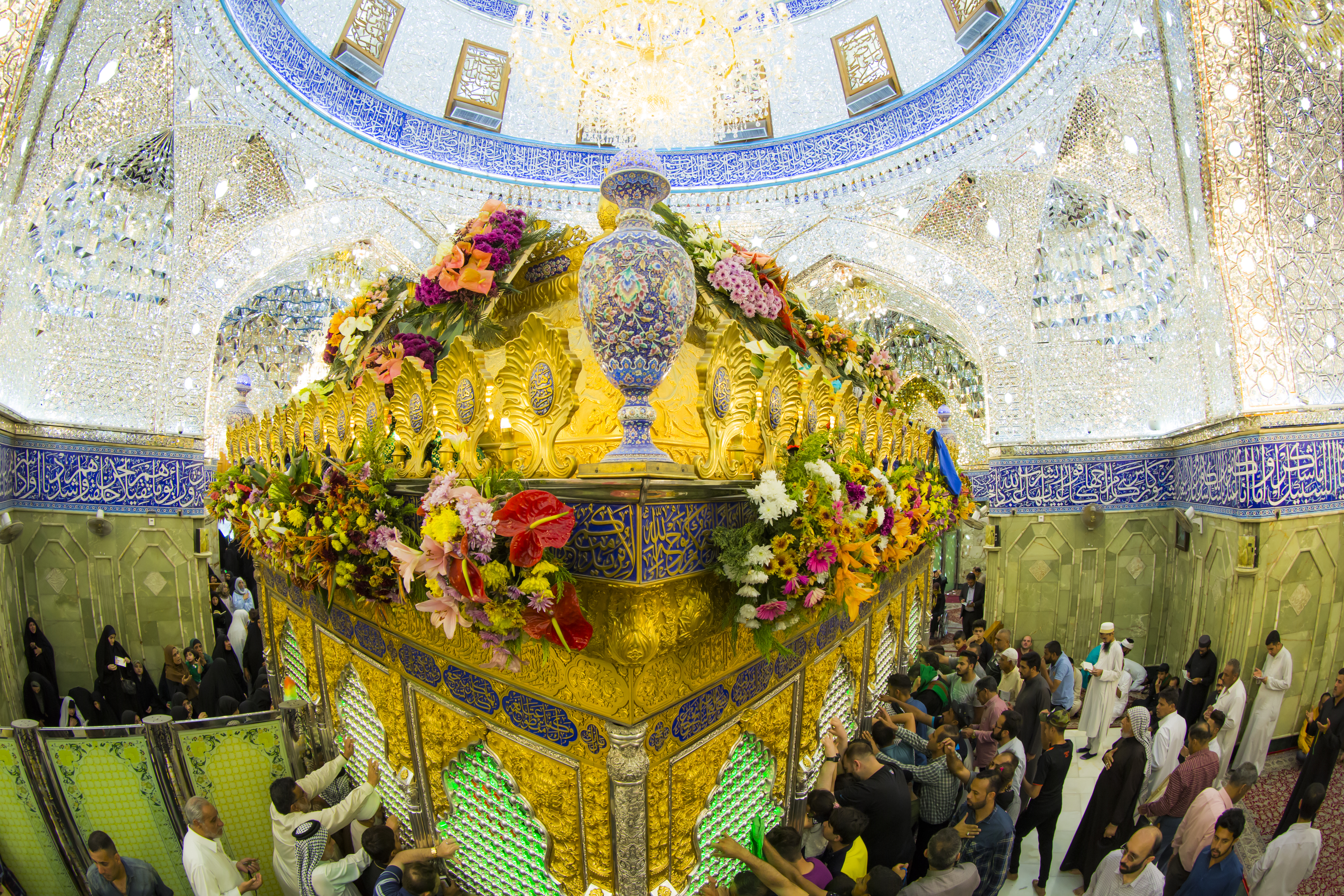 نمایی از گل آرایی حرم مطهر حضرت ابوالفضل العباس (ع)